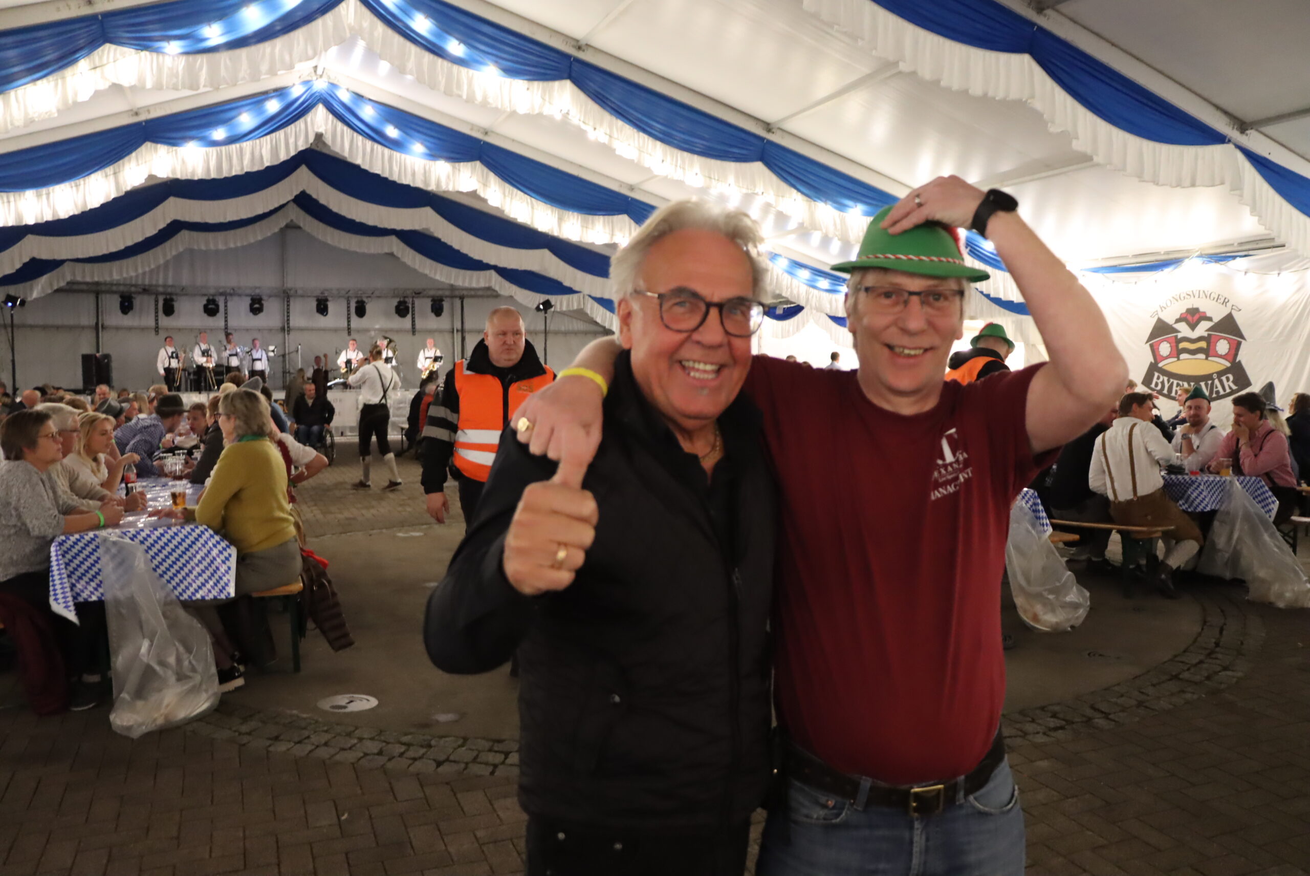 Kjetil Fiskerud og Richard Adams fra Alexandria koser seg p&aring; egen oktoberfest.