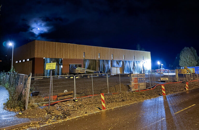 Lite tyder for øyeblikket på at den nye brannstasjonen vil bli ferdigstilt med det første.