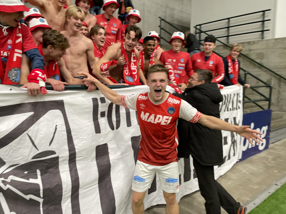 Mathias Bringaker jublet sammen med de fantastiske KIL-supporterne etter seier over Sandnes Ulf.
