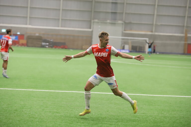 Martin Tangen Vinjor banket inn en scoring etter en corner.