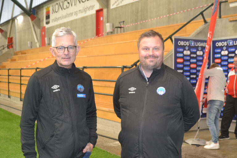 Daglig leder Morten Aasvangen (t.v.) og sportslig leder Patrick Holtet håper det blir full hall når KILs fotballkvinner tar fatt på kvalifiseringen mot 1. divisjon.