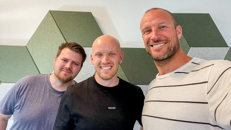 Simen Næss Hagen (t.v.) og Aleksander Wiik hadde med seg Aksel Lund Svindal som første gjest i sin nye podkast.