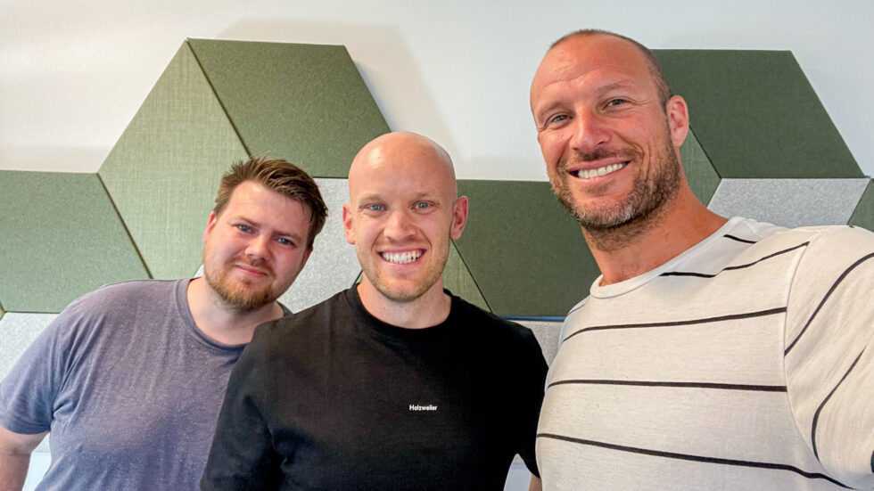 Simen Næss Hagen (t.v.) og Aleksander Wiik hadde med seg Aksel Lund Svindal som første gjest i sin nye podkast.