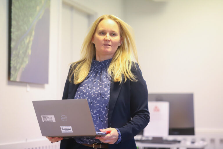 Malin Westby og resten av rådmannsstaben får vanskelig oppgave med å sy sammen neste års budsjett.