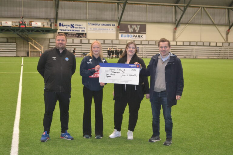 Patrick Holtet (t.v) (Sportslig leder i KIL Fotball), Lone Stenmark Nylænder (stipendmottaker), Jane Renate Hansen og Jonas Krabseth (Begge fra Sparebank1 Østlandet)