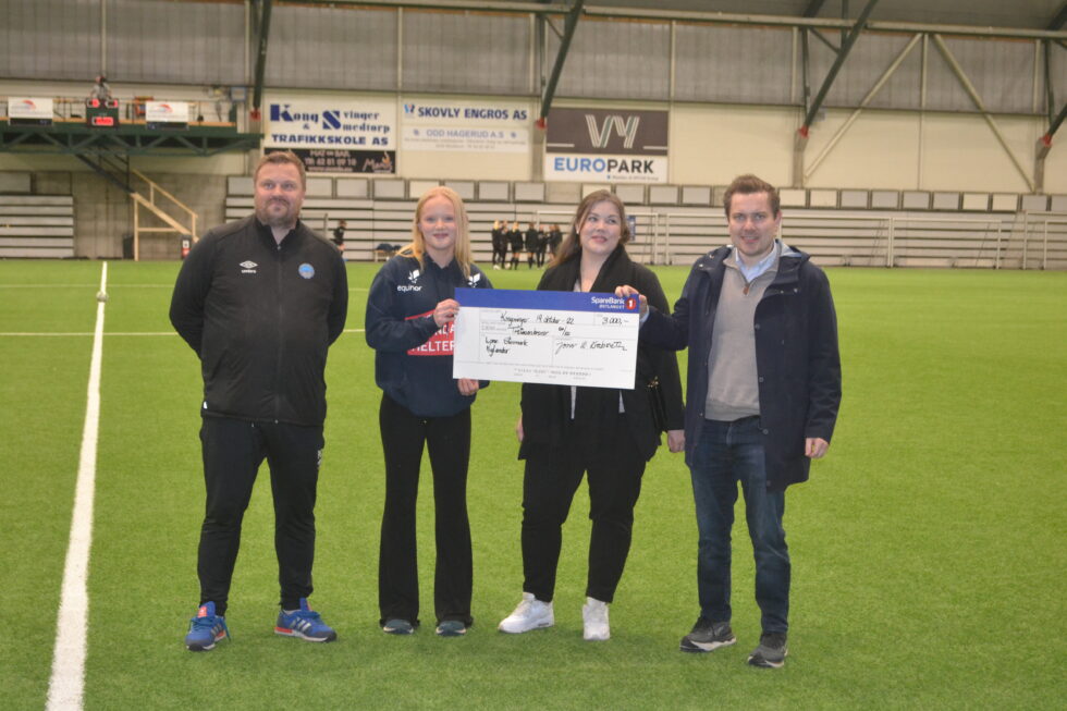 Patrick Holtet (t.v) (Sportslig leder i KIL Fotball), Lone Stenmark Nylænder (stipendmottaker), Jane Renate Hansen og Jonas Krabseth (Begge fra Sparebank1 Østlandet)