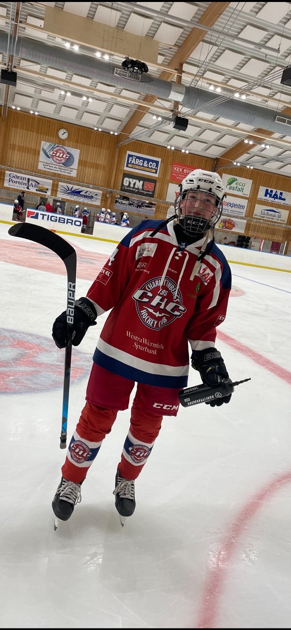 Kajsa forteller at det er mer fysisk med gutta enn det er med damene.