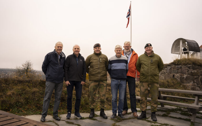 Det var flere til stedet på markering fredag. Fra venstre: Fred Obert Håvardsthun, Knut Østbøll, kommandant Arnstein Hestnes, Vidar Borge, Erik Haug og sjefssersjant Steffan Ruyter.