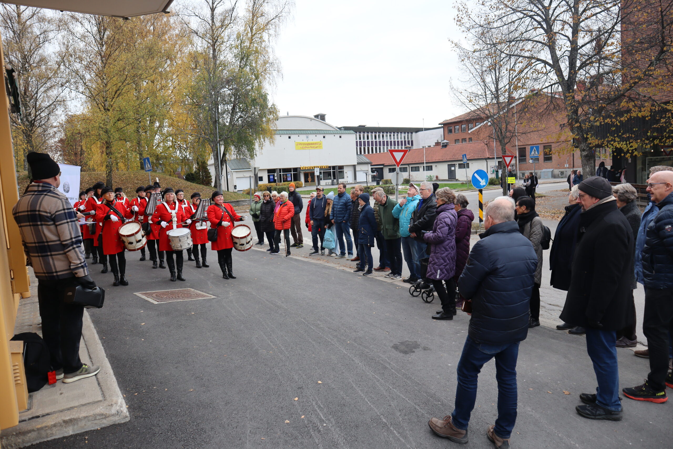 Det var godt oppmøte under avdukingen, der blant annet Drum Ladies stilte for anledningen.