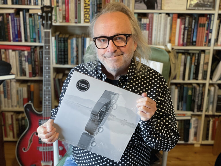 Forfatter og musikker Levi Henriksen har endelig fått sin 10. plateutgivelse mellom hendene.