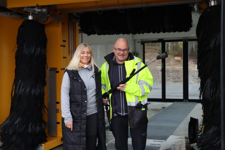 Regionsjef Irene Johanson og «vaskeguru» Lars Engebretsen åpnet vaskehall mandag.