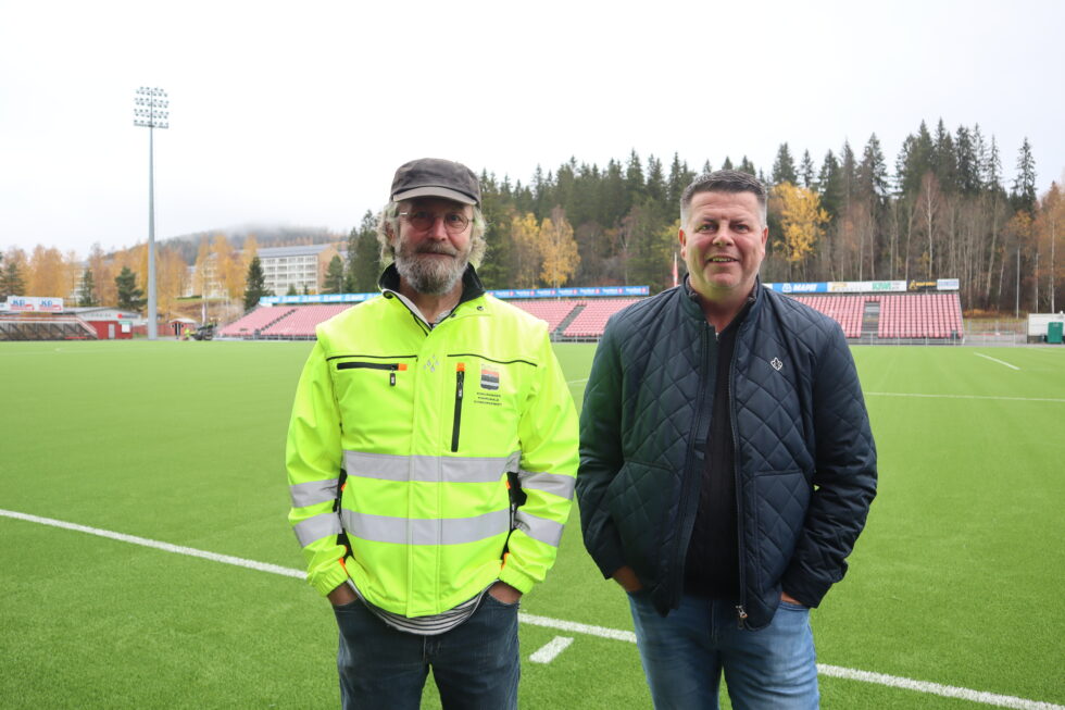 Uno Frivoll (t.v) og markedssjef i KIL, Rune Lundgren smiler for nytt gress.