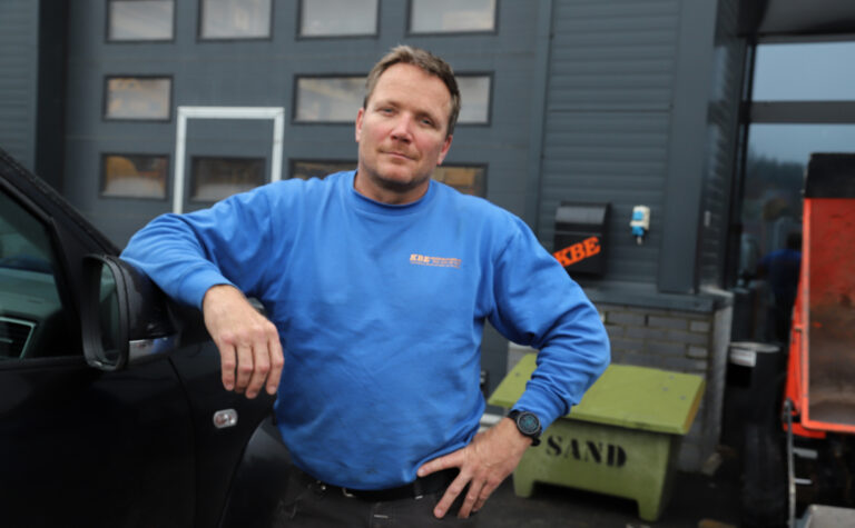 Erik Kaspersen i KBE Maskinutleie er oppgitt over kommunens håndtering av entreprisene ved brannstasjonen og Langeland skole. Han frykter store tap for lokalt næringsliv.