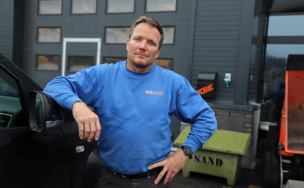 Erik Kaspersen i KBE Maskinutleie er oppgitt over kommunens håndtering av entreprisene ved brannstasjonen og Langeland skole. Han frykter store tap for lokalt næringsliv.