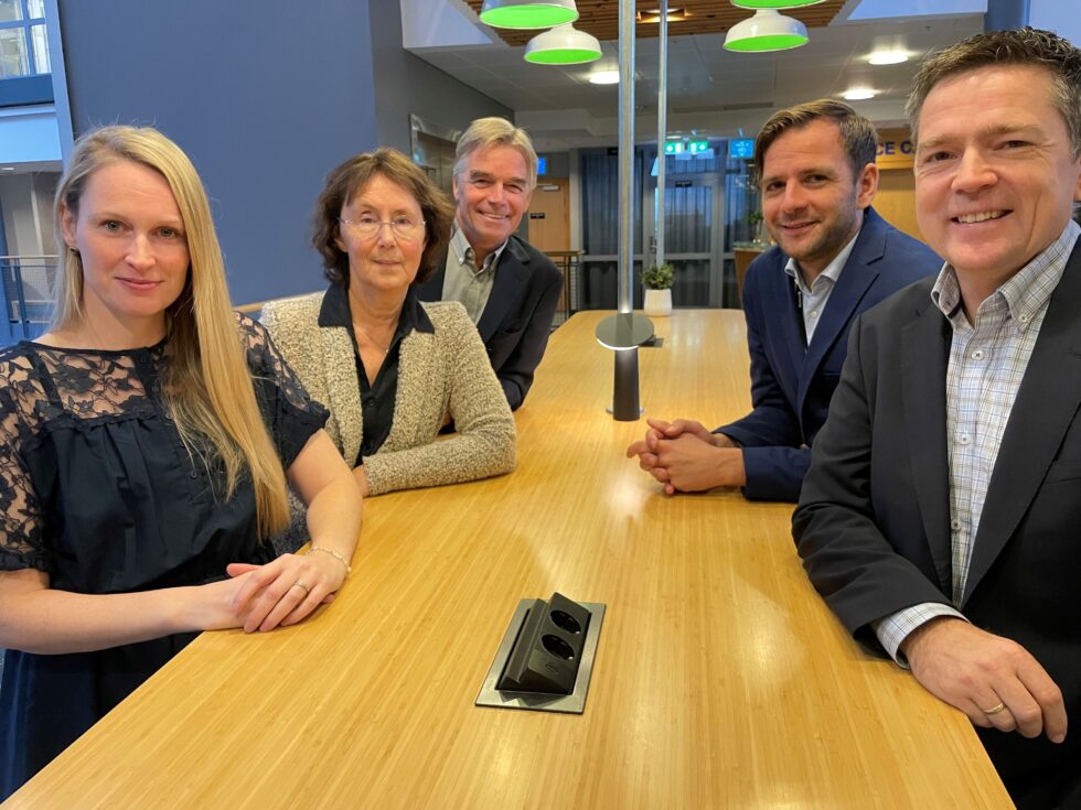 Tonje Yndestad (f.v.) avd. leder Areal og Eiendom,, Elise Førde, avd.leder Energi-Miljø i Norconsult, Arild Sunde, daglig leder i Areal og Eiendom, Håkon Bergsodden, divisjonsdirektør Energi i Norconsult og avd.leder Petter Rundén i Areal og Eiendom.