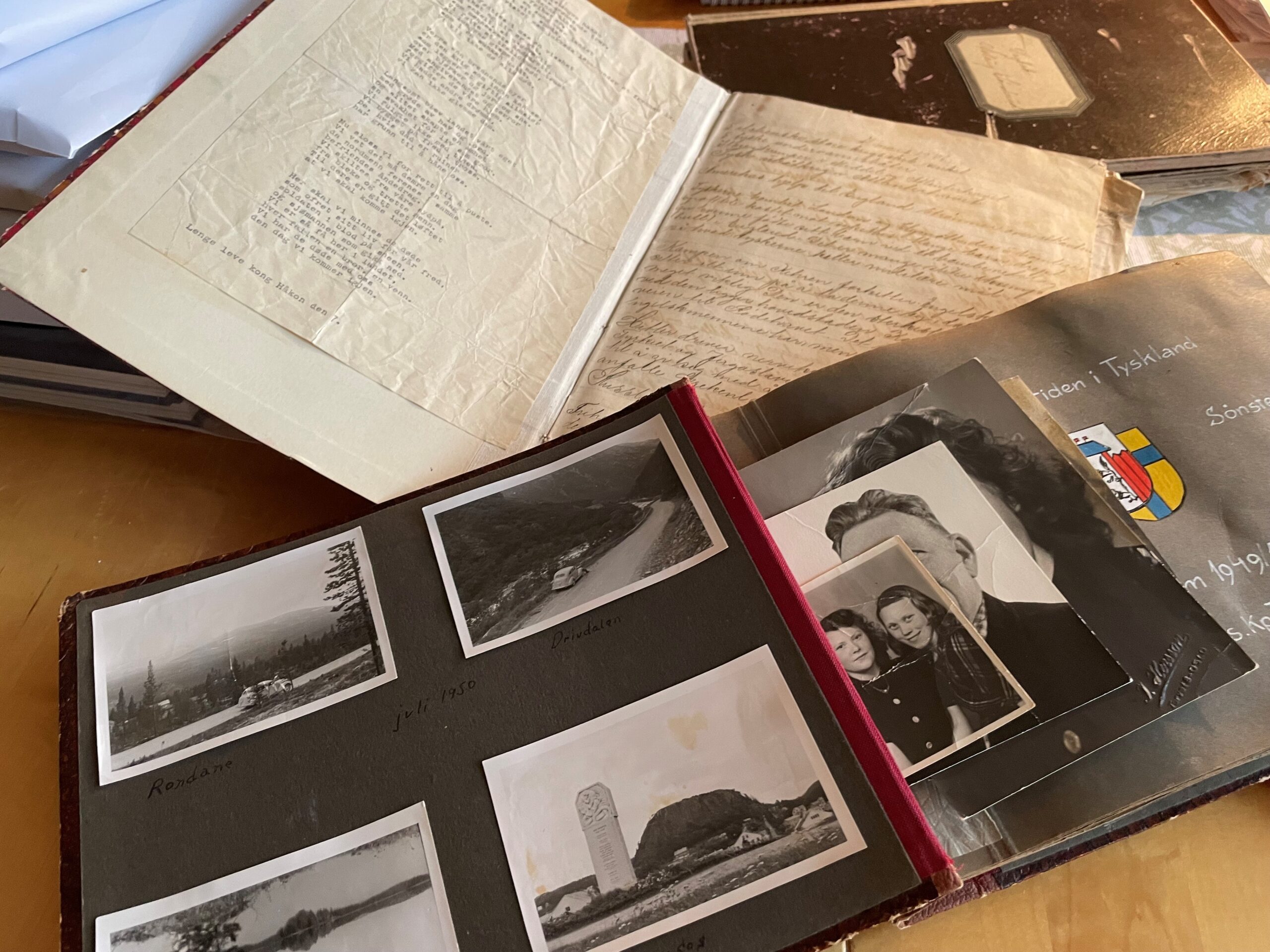 En liten del av samlingen til Vera. Her ser man et fotoalbum sammen med en dagbok.