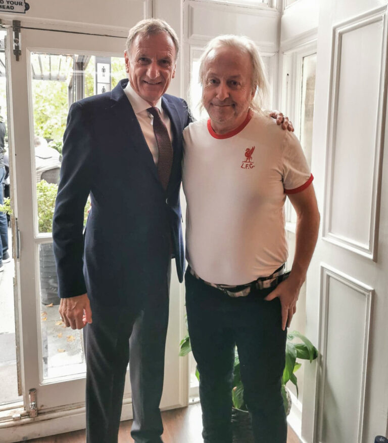 To levende legender møttes da Levi Henriksen (t.h.) traff sin barndomshelt Phil Thompson.