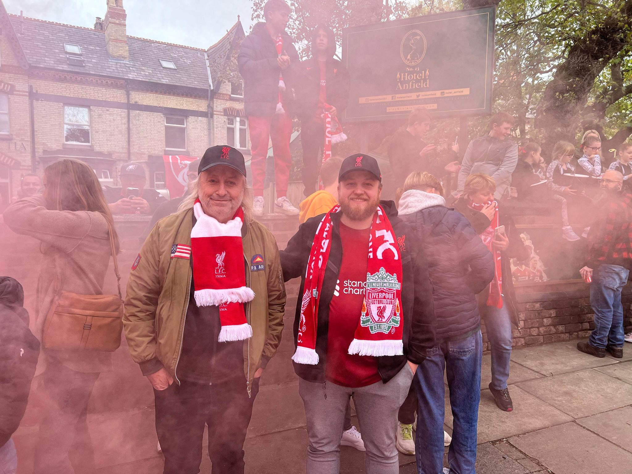 Gjennom mange år har Hermann Henriksen (t.h.) spart penger for å kunne ta med faren til Liverpool. Det ble et minne de aldri vil glemme.