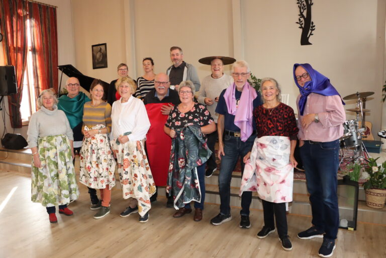 Pensjonistene lover skikkelig show. Foran til venstre: Mette Andvik Johnsen, Anne Cathrine Moe, Anne Ma Syse, Kjersti Borge Rugsveen, Arnt Haug, Silvia Breuss Grøndahl og Sverre Eier. Bak: Britt Lavik, Mette Skogbakken, Even Finsrud og Johny Johnson Gullaker.