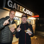Hamburger på gatekjøkkenet ved Vinger Hotell er obligatorisk for verdensmester Johan Kristoffersson (t.h.). Sammen med Ole Christian Veiby sikret han seg også seier i teammesterskapet.