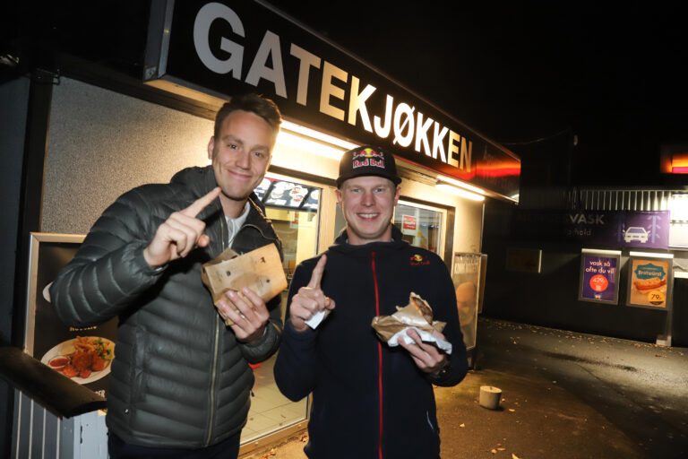Hamburger på gatekjøkkenet ved Vinger Hotell er obligatorisk for verdensmester Johan Kristoffersson (t.h.). Sammen med Ole Christian Veiby sikret han seg også seier i teammesterskapet.