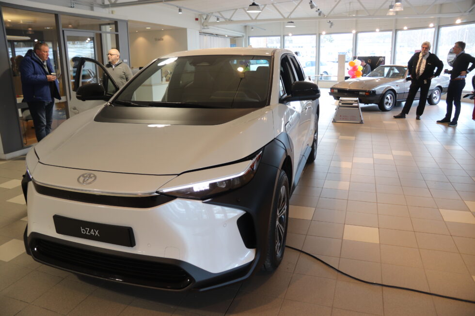 Toyotas første elbil, bZ4X, sto i fokus da nyheten om drifting-arrangementet under Pitstop-festivalen ble kunngjort. Salgssjef Even Bjørkli og daglig leder Stig Solbjør skimtes i kundesamtaler til henholdsvis venstre og høyre.