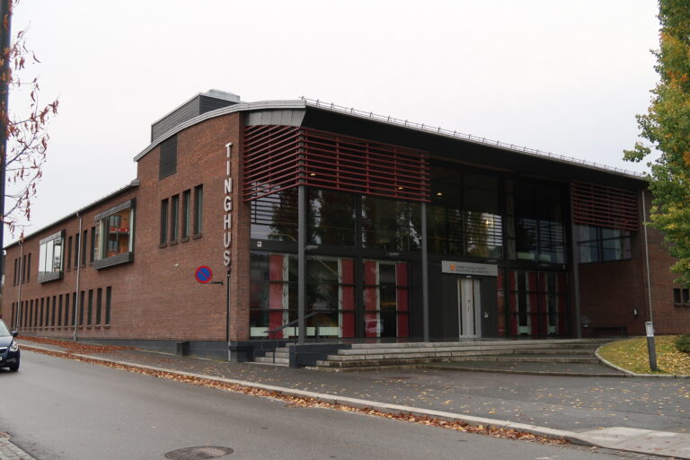 Her i tinghuset på Kongsvinger erkjente den unge kongsvingermannen i går at han natt til 7. august kjørte bil med promille.