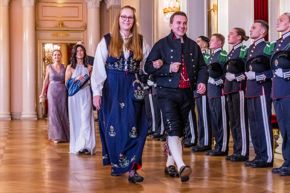 Gjester på vei inn til stortingsmiddagen på Slottet torsdag kveld. Det er en årlig tradisjon at statsråder, stortingsrepresentanter og representanter fra det offentlige Norge inviteres til middag av kongeparet. Her kommer Lise Selnes fra Arbeiderpartiet.
