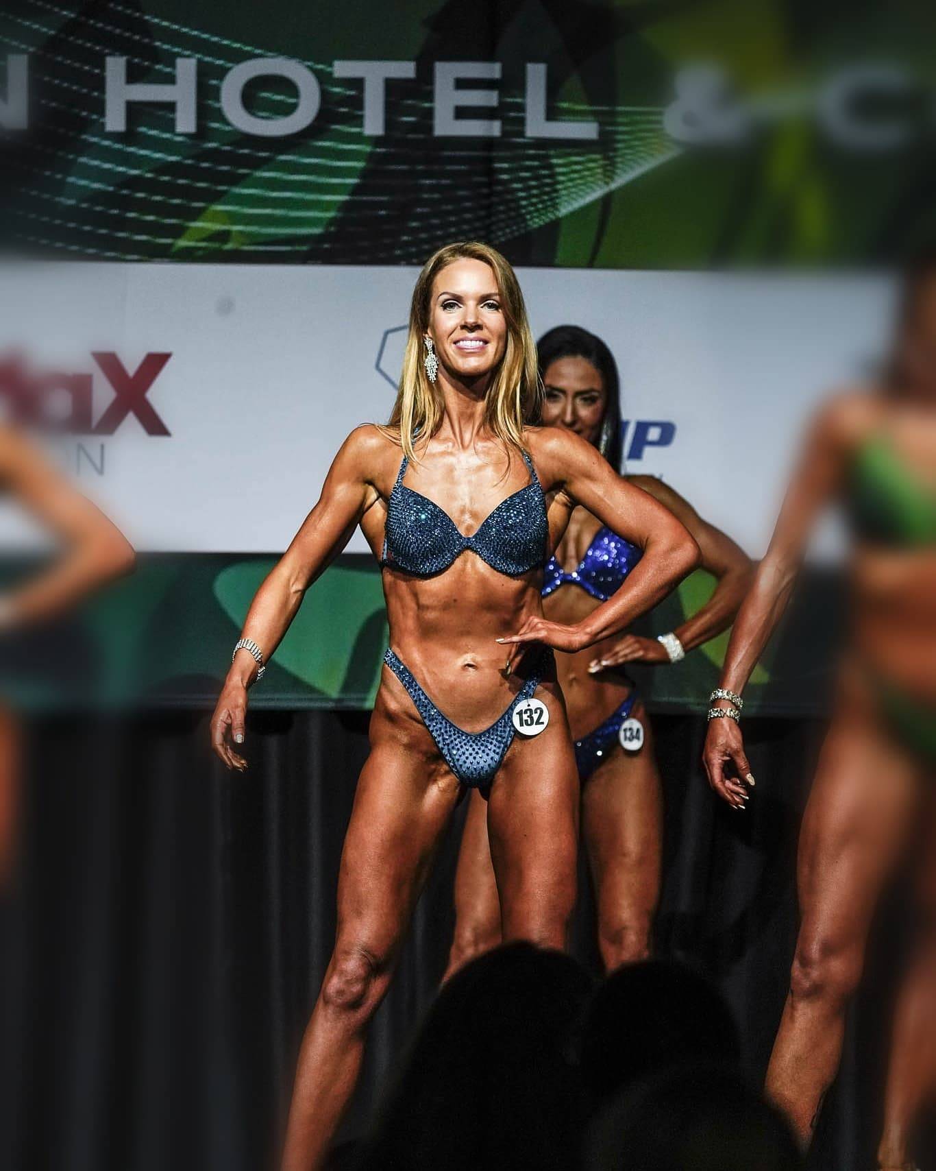 Lena Johansen i bikinifitness konkurranse