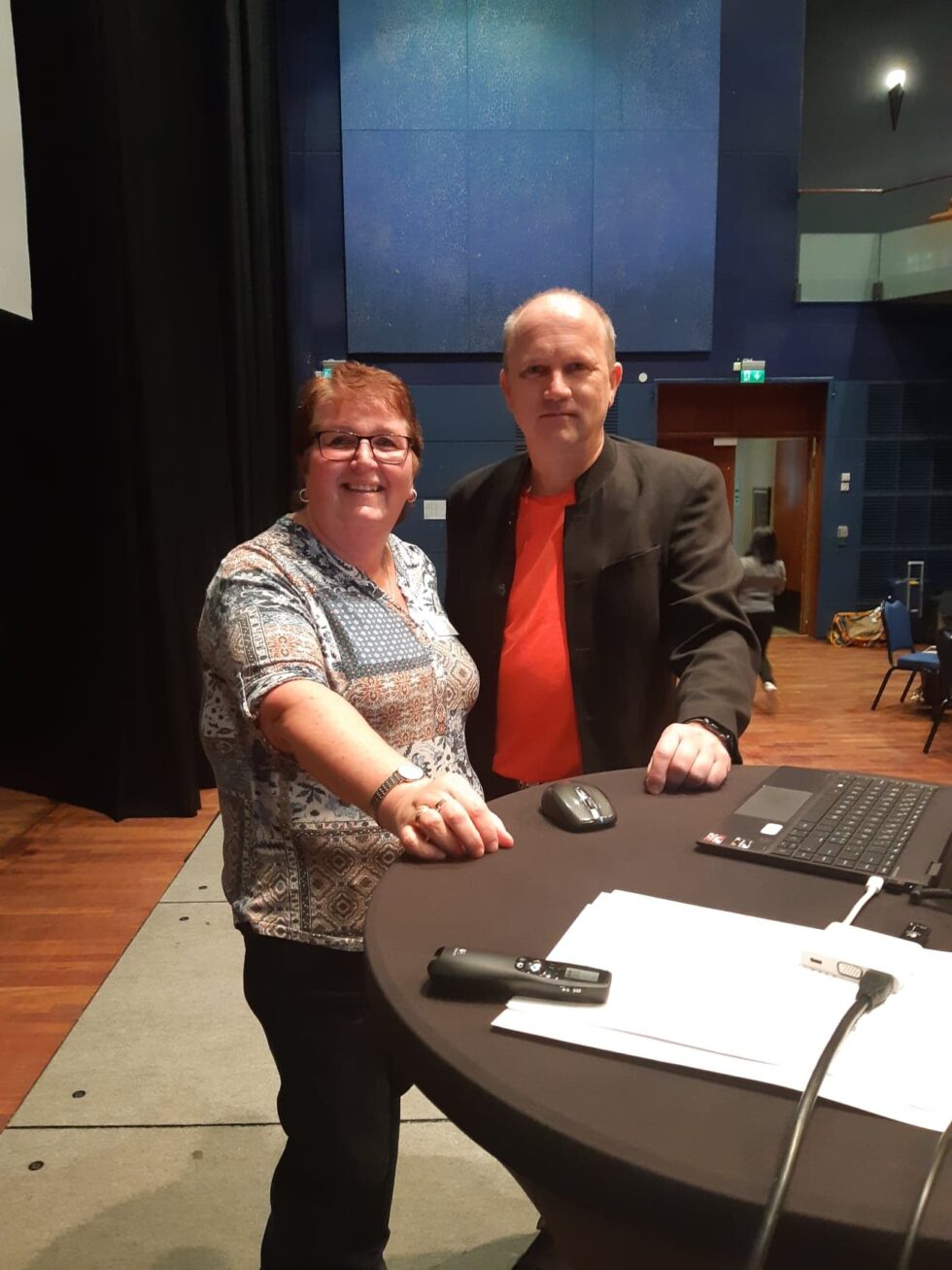 Lise-Mette Bekkengen er Årets yrkeshygieniker, og gratuleres av Hans Thore Smedbold, leder for Norsk Yrkeshygienisk Forening.