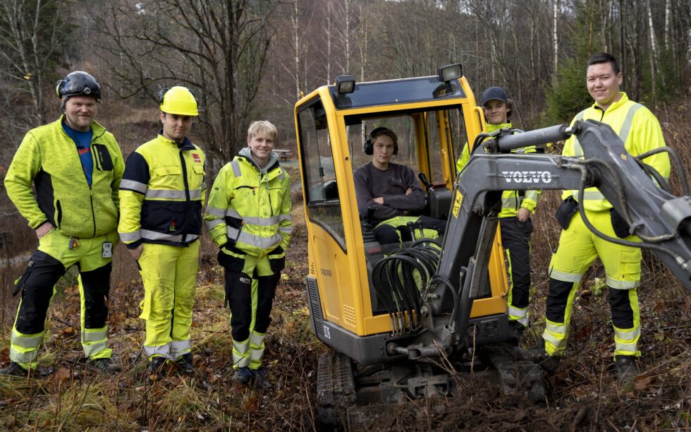 Flere har praksis før første gang ute i felten. Jakob Aandstad sier at det er veldig spennende. (F. v.) Stig Atle strand, Ulrik Fagervold, Oliver Bergum, Rune Bråten, Thorstein Fougner og Jakob Aandstad