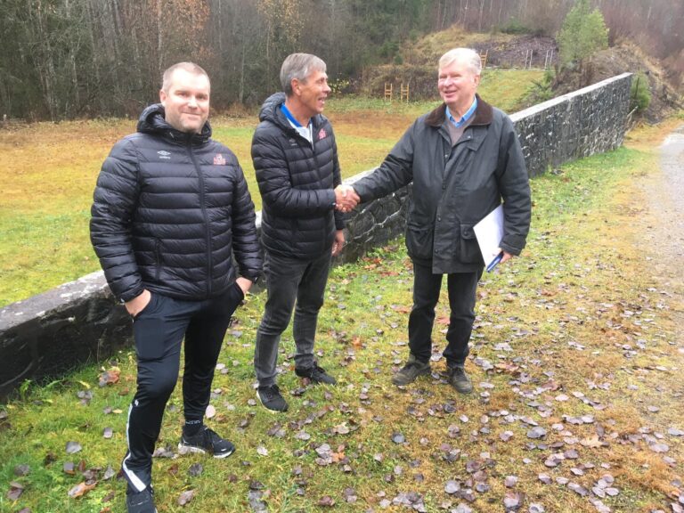 NTG-sportssjef for skyting, Kjell Ivar Kolstad (t.v.) og daglig leder Åge Steen her i lag med KOS-leder Stein Willersrud. Nå er det blitt inngått intensjonsavtale.