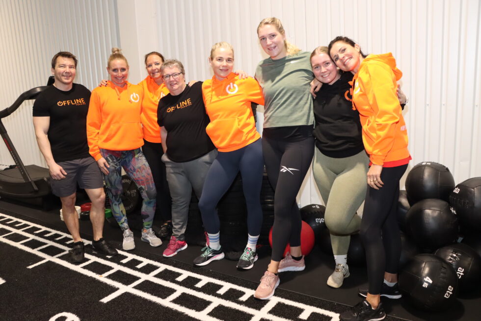 Offline er nå innendørs. Fra venstre: Jørn Heimro, Anniken Lønhøiden, Karianne Holgersmoen, Ann Rustad, Stine Holseter, Emilie Holseter, Martine Nyløkken og Nina Halldorsson.
