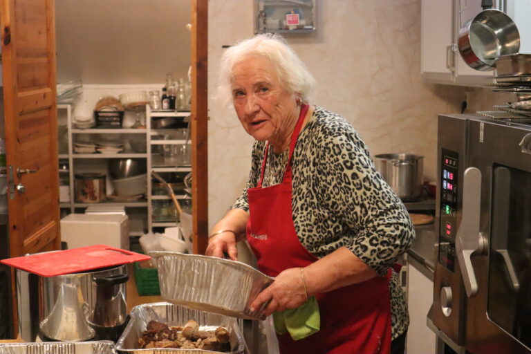 Karin Berg holder koken på kjøkkenet på Lundersæter samfunnshus. Over 40 kilo ribbe har hun stekt i forkant av julemarkedet
