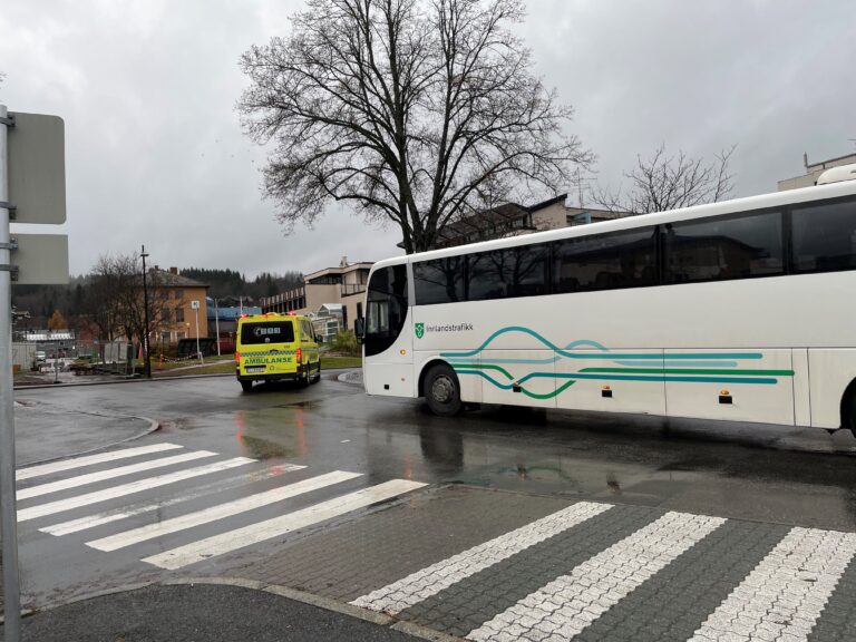 Kvinnen er ved bevissthet, og slapp unna med minimalt med skader.
