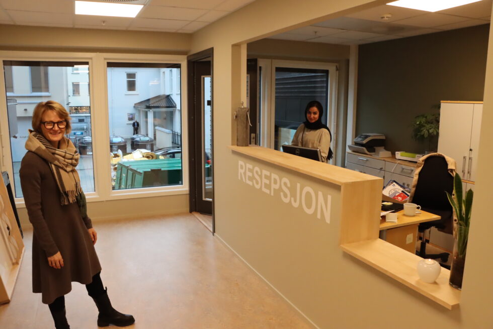 Daglig leder på GIV og resepsjonist Sana Qasimi ønsker velkommen inn i nye lokaler.