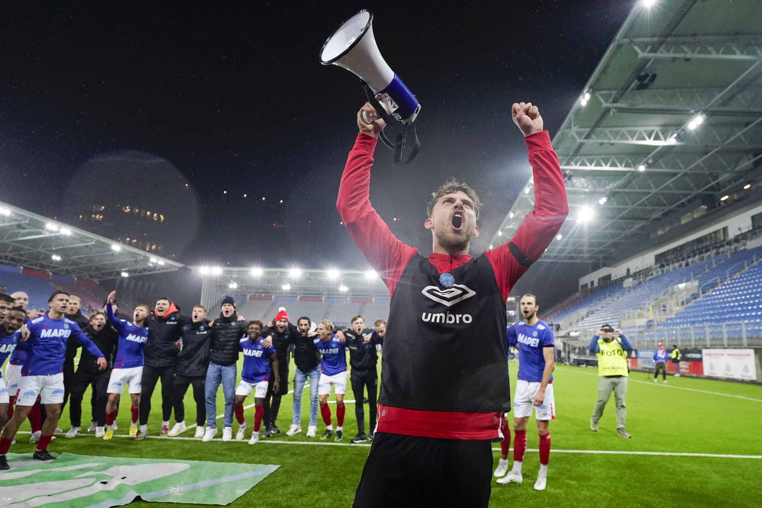 Oslo 20221108. Kongsvinger jubler og takker supporterne etterkvalifiseringskampen til eliteserien i fotball mellom KFUM Oslo og Kongsvinger p&aring; Intility Arena i Oslo.Foto: H&aring;kon Mosvold Larsen / NTB