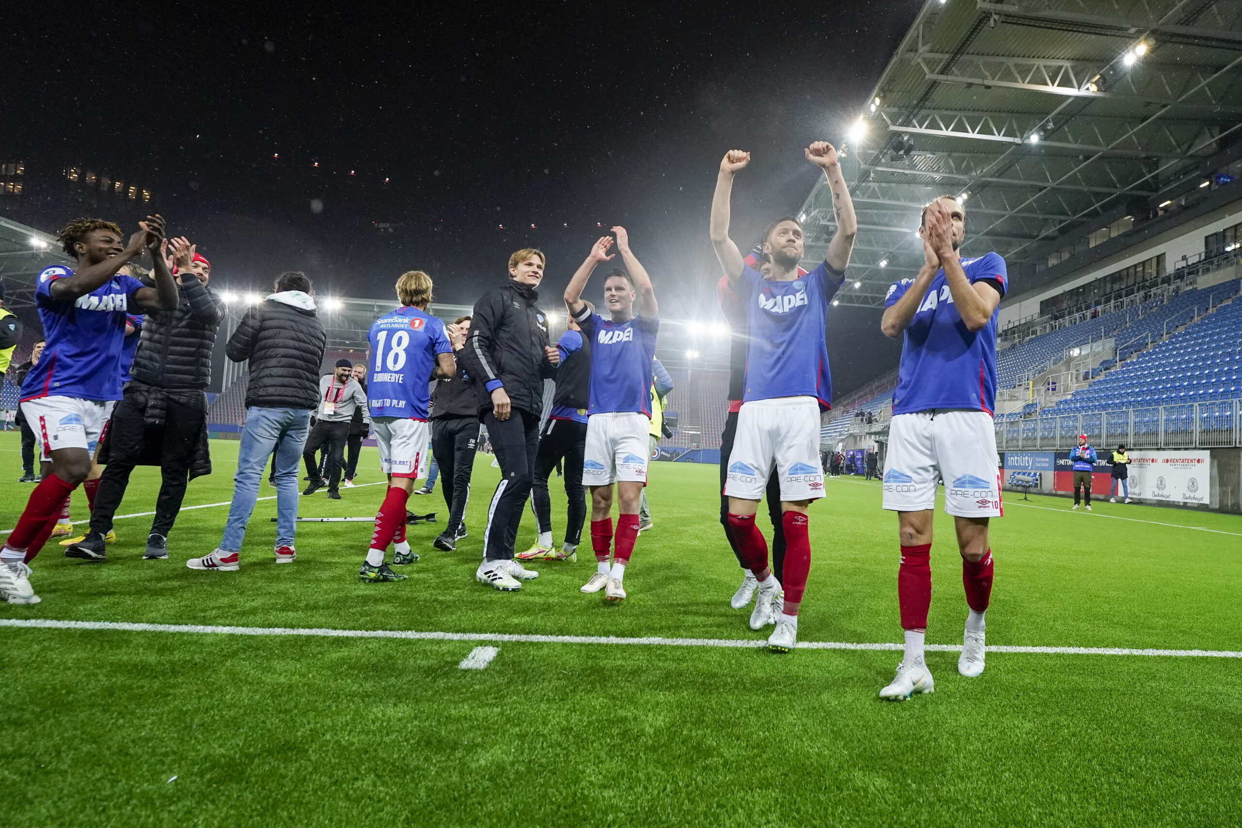 Oslo 20221108. Kongsvinger jubler og takker supporterne etterkvalifiseringskampen til eliteserien i fotball mellom KFUM Oslo og Kongsvinger p&aring; Intility Arena i Oslo.Foto: H&aring;kon Mosvold Larsen / NTB