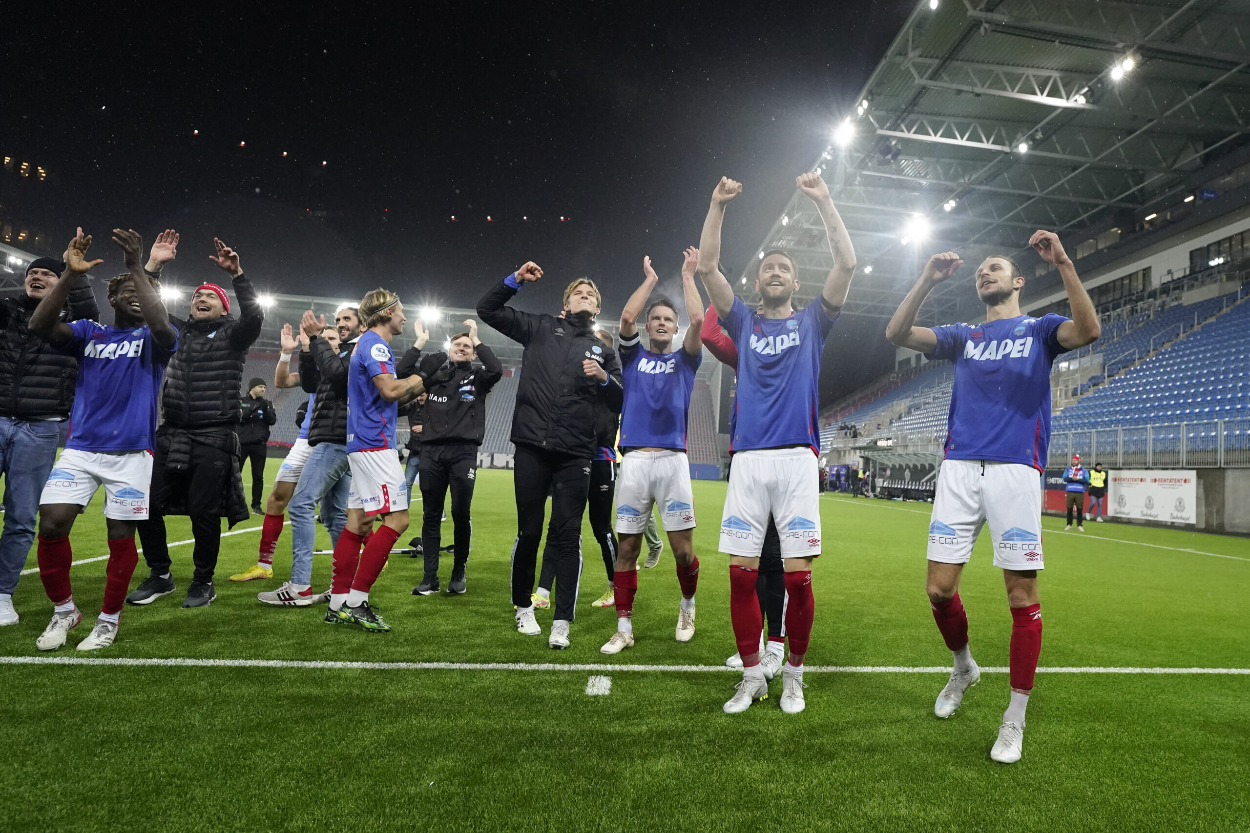 Oslo 20221108. Kongsvinger jubler og takker supporterne etterkvalifiseringskampen til eliteserien i fotball mellom KFUM Oslo og Kongsvinger p&aring; Intility Arena i Oslo.Foto: H&aring;kon Mosvold Larsen / NTB