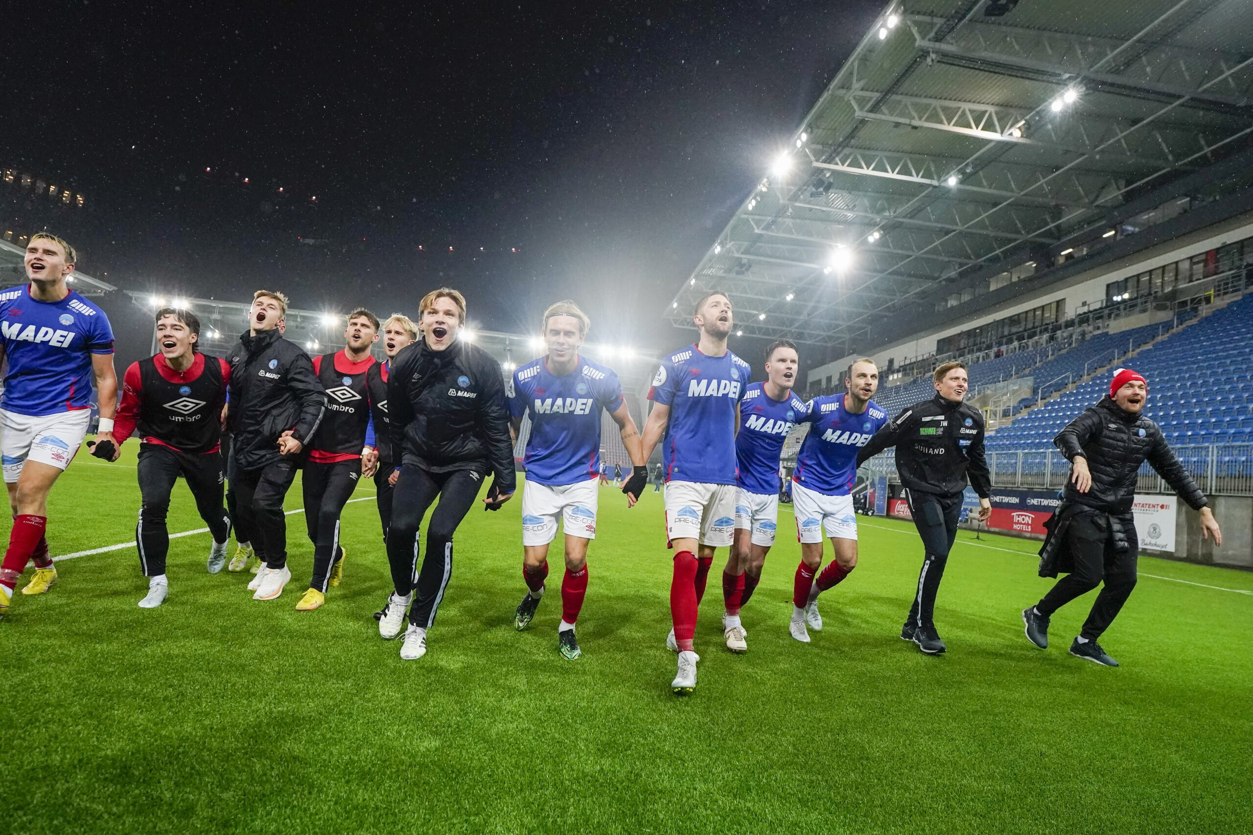 Oslo 20221108. Kongsvinger jubler etter seier i kvalifiseringskampen til eliteserien i fotball mellom KFUM Oslo og Kongsvinger p&aring; Intility Arena i Oslo.Foto: H&aring;kon Mosvold Larsen / NTB