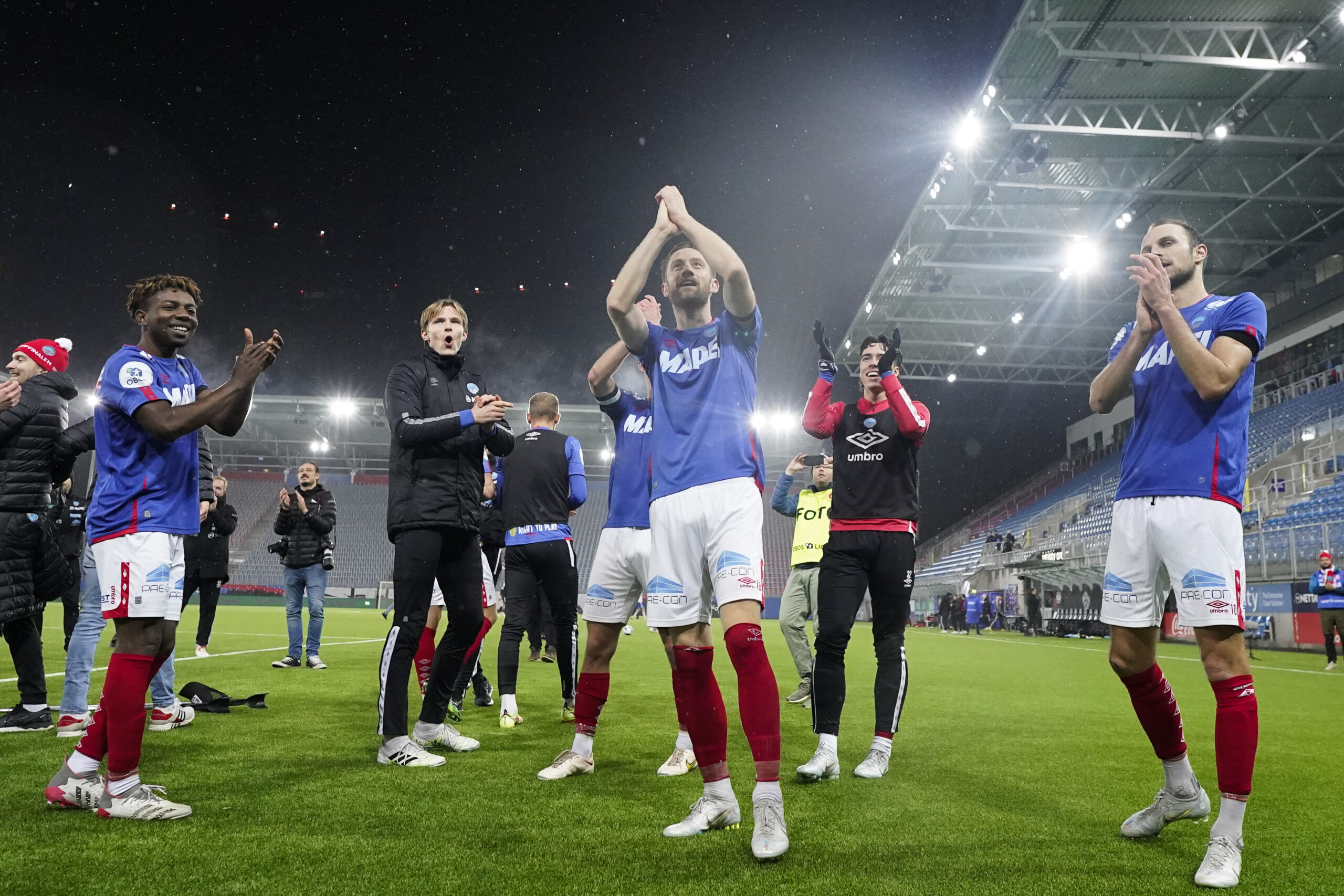 Oslo 20221108. Kongsvinger jubler og takker supporterne etterkvalifiseringskampen til eliteserien i fotball mellom KFUM Oslo og Kongsvinger p&aring; Intility Arena i Oslo.Foto: H&aring;kon Mosvold Larsen / NTB