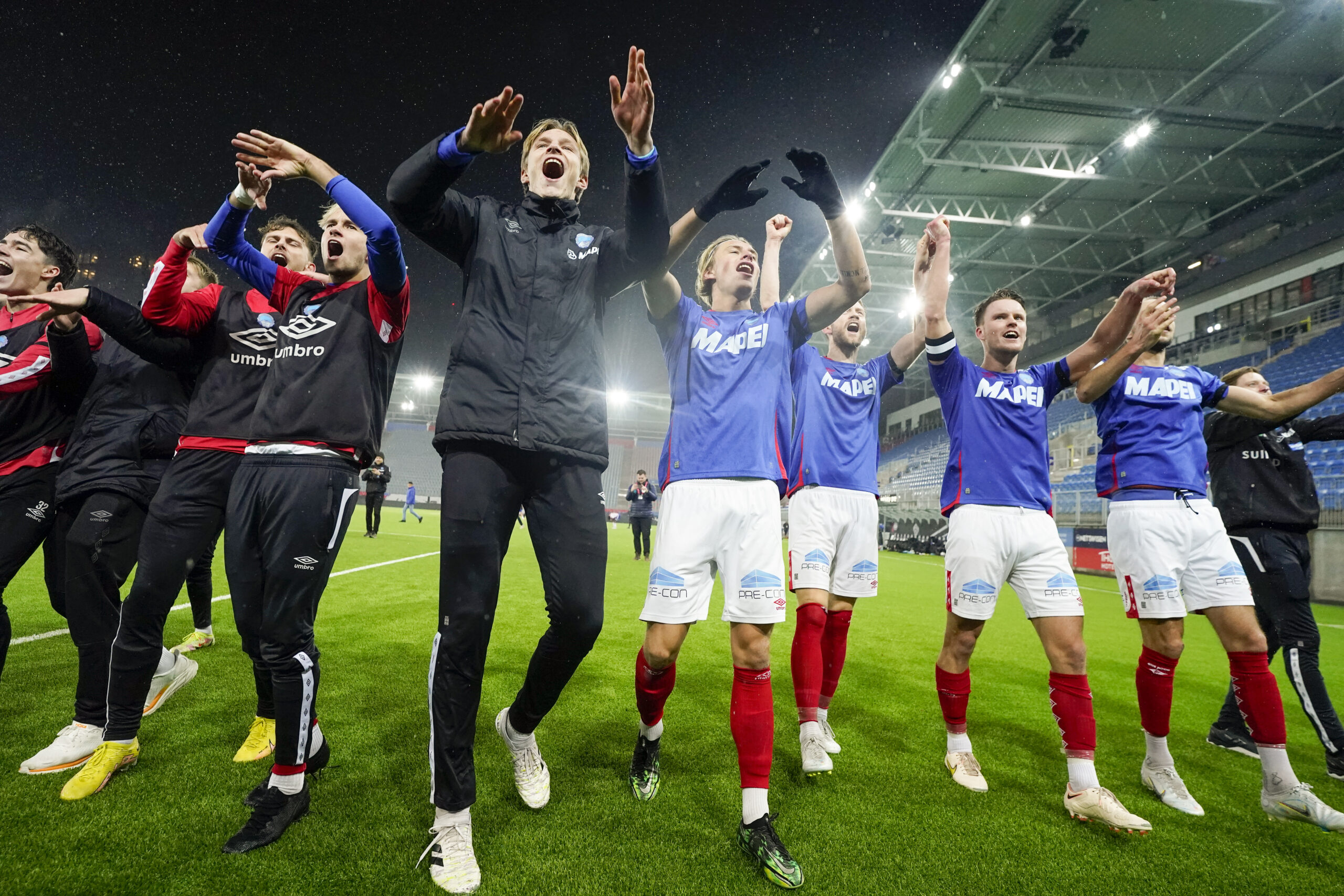 Oslo 20221108. Kongsvinger jubler etter seier i kvalifiseringskampen til eliteserien i fotball mellom KFUM Oslo og Kongsvinger p&aring; Intility Arena i Oslo.Foto: H&aring;kon Mosvold Larsen / NTB