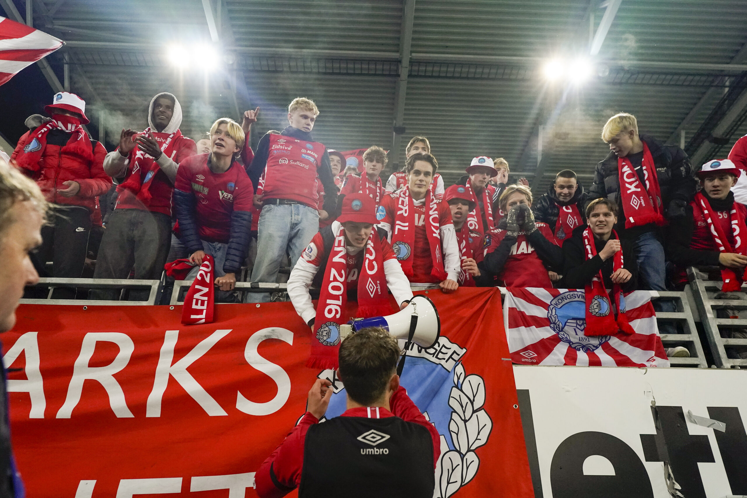 Oslo 20221108. Kongsvinger jubler og takker supporterne etterkvalifiseringskampen til eliteserien i fotball mellom KFUM Oslo og Kongsvinger p&aring; Intility Arena i Oslo.Foto: H&aring;kon Mosvold Larsen / NTB