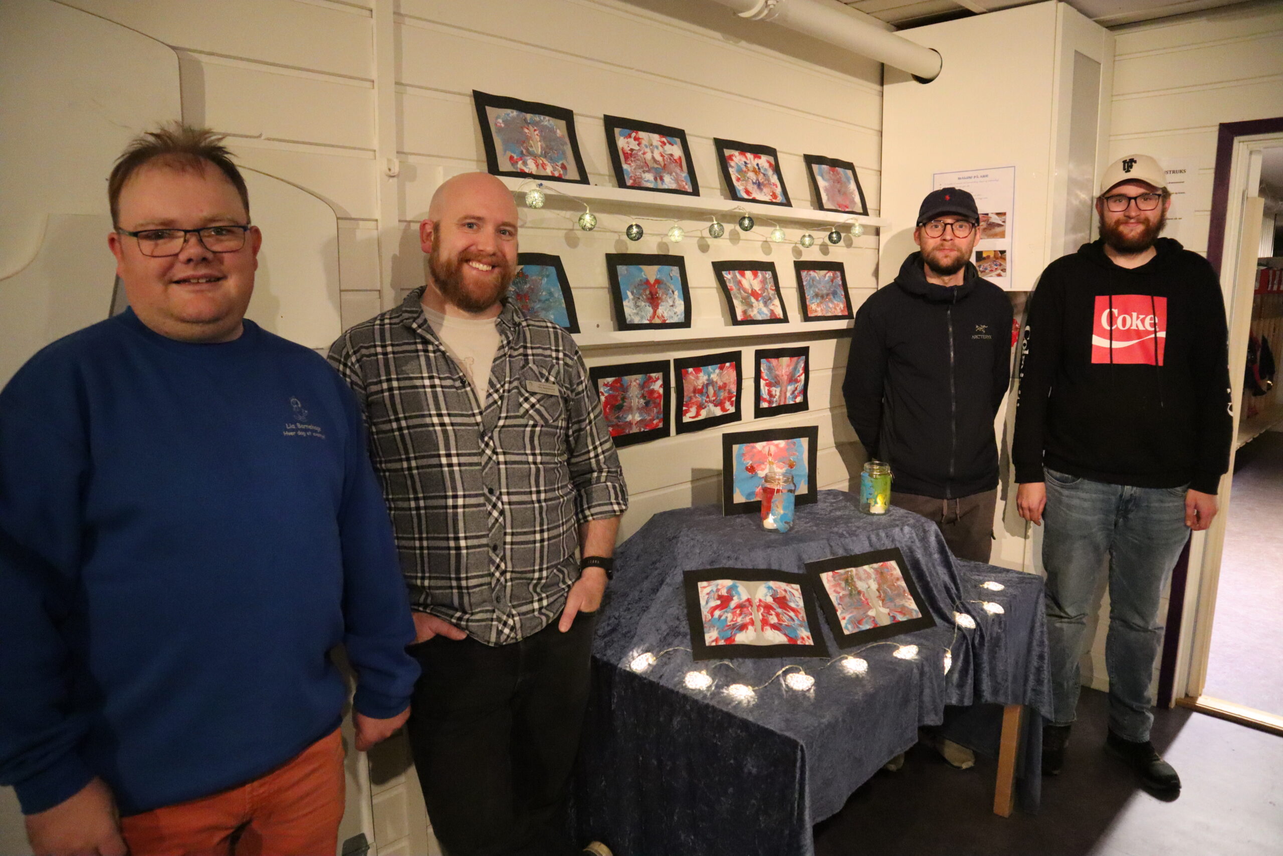 Ansatte i barnehagen viste rundt i barnehagen og s&oslash;rget for at alle fant frem i alle avdelingene. Fra venstre: Tommy M&oslash;llhaug, Ole Bekkelund, Tim Hide og Markus Pdersen