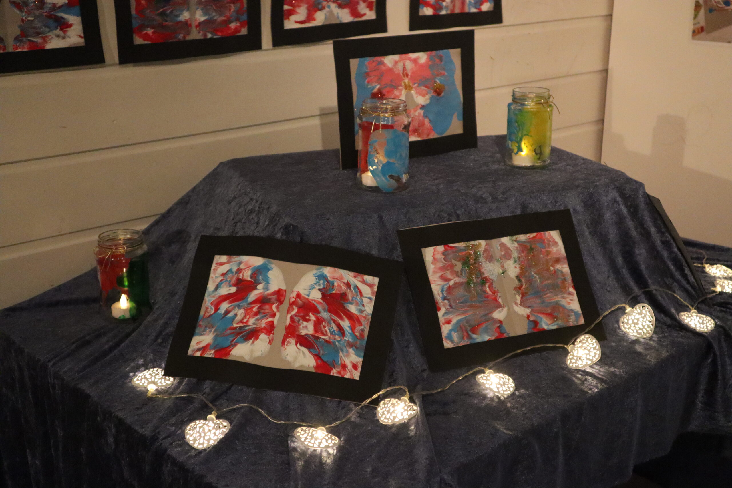 Barnas kunstverk var utstilt rundt om i barnehagen