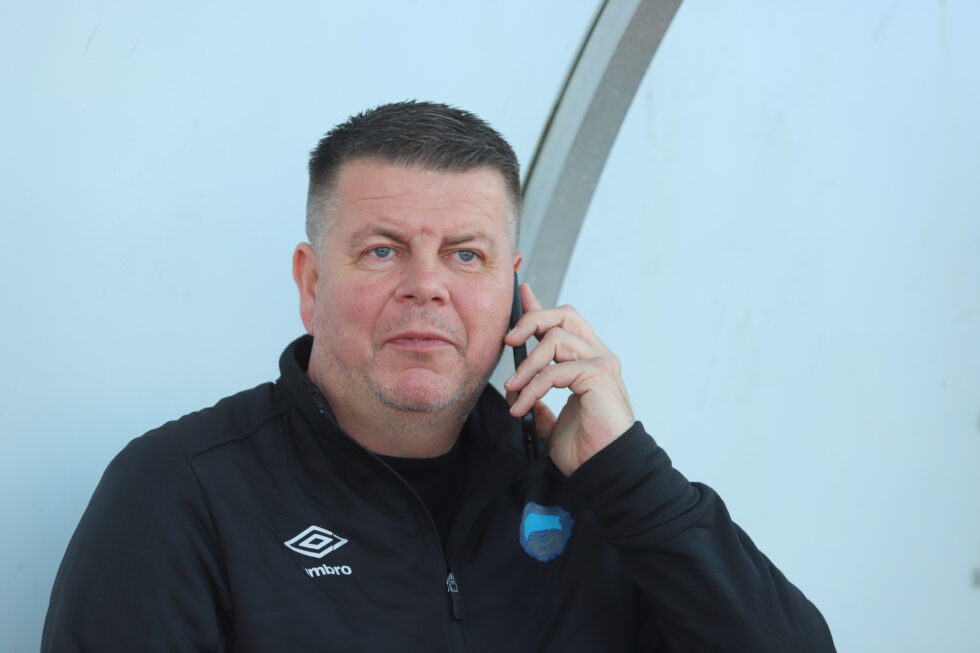 Rune Lundgren tar i mot telefoner fra supportere som ønsker å være med bussen til Kristiansand.