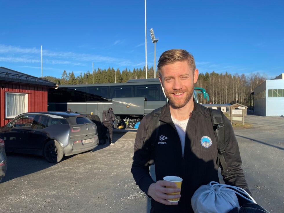 Kaffekoppen i hånda og sola i ansiktet. Kristian Jahr er klar for årets hittil viktigste kamp.