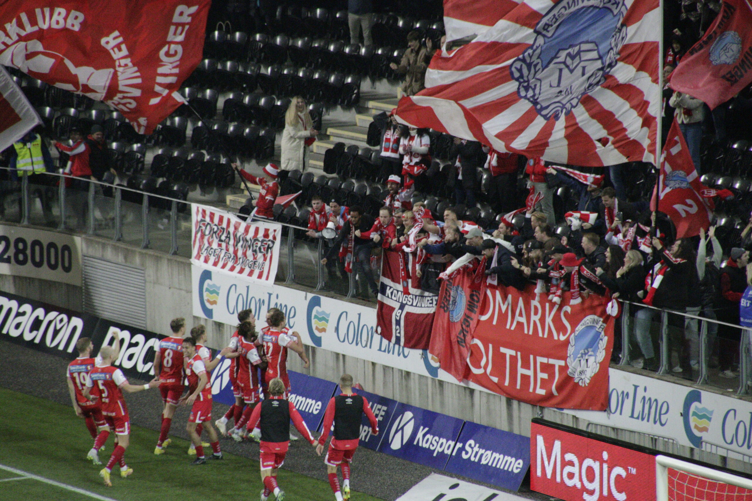 KIL-spillerne jubler med de tilreisende KIL-supporterne.