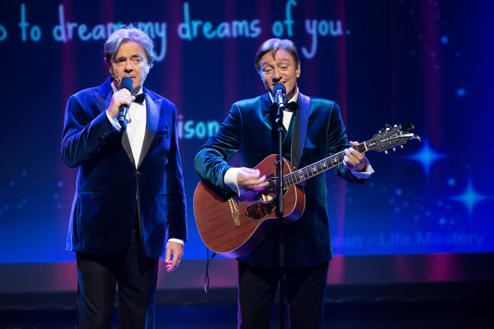 Med Øivind Blunck (t.v.) og Tor Endresen i spissen, er det duket for et juleshow utenom det vanlige i Rådhus-Teatret.