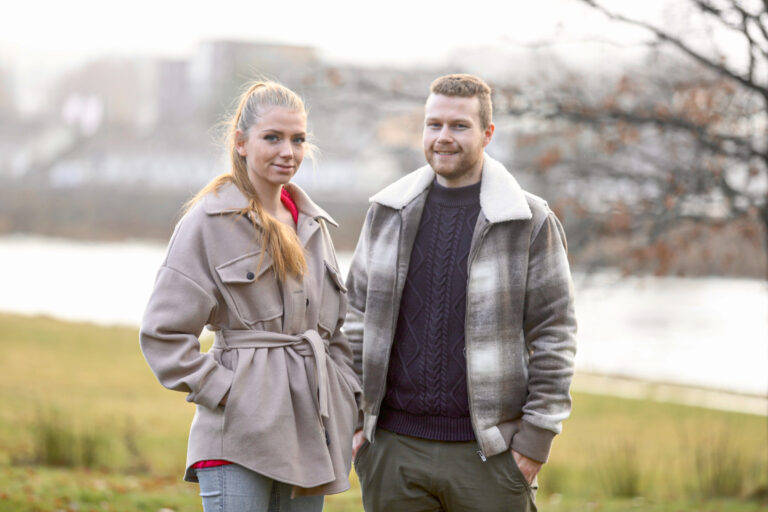 Samboerparet Maria Stenseth og Sebastian Abrahamsrud mener det er et behov for private omsorgstjenester.
